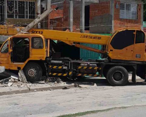 Granma: Conductor de una grúa pierde el control e impacta con dos casas y un kiosco