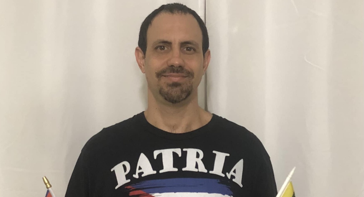 Activista Oscar Casanella permanece sin veredicto en corte de asilo político