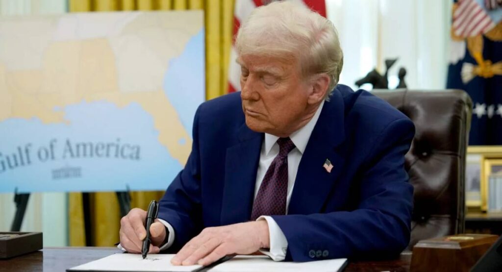 El presidente de Estados Unidos, Donald Trump, firmó este lunes un Memorando Presidencial de Seguridad Nacional (MSPN) que reinstaura una postura de firmeza contra el régimen cubano, anulando las políticas más permisivas de la administración Biden. Con este paso, el líder republicano recupera la estrategia de presión estricta de su primer mandato.