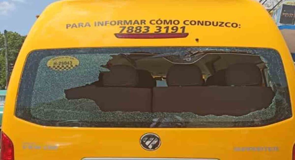 Microbús fue apedreado por una mujer en La Habana