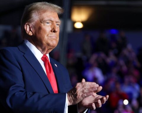 La Casa Blanca informó este jueves que el presidente de Estados Unidos, Donald Trump, fue diagnosticado con insuficiencia venosa crónica tras presentar una inflamación leve en sus piernas.