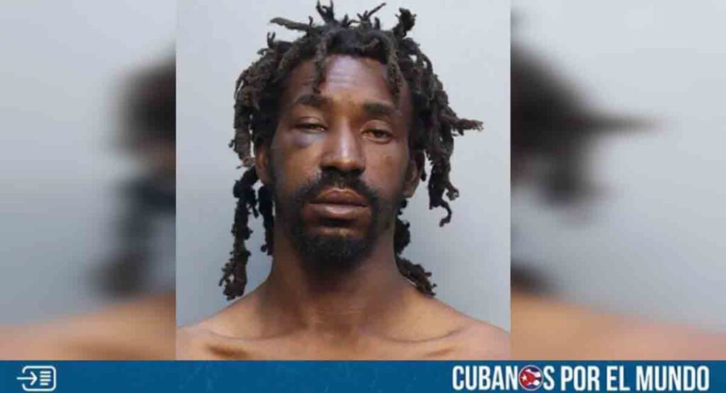 Miami: Hombre arrestado tras atacar a una mujer con un martillo en una parada de autobús