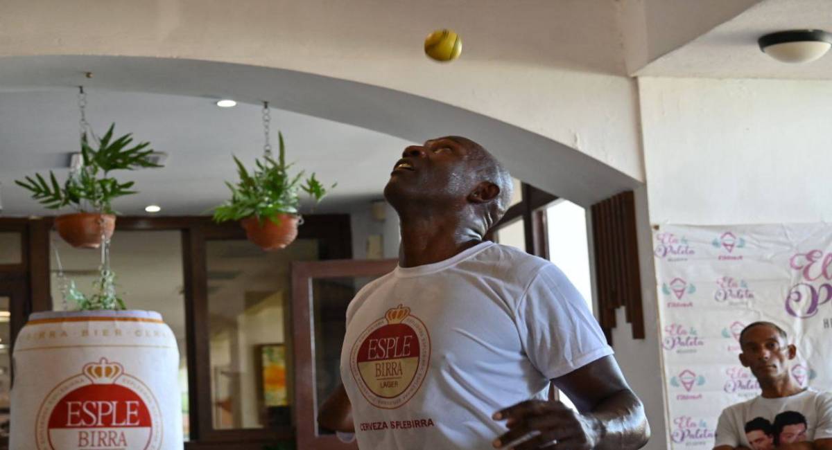 El exfutbolista cubano Erick Hernández, conocido como "El Dominador", ha vuelto a hacer historia al imponer un nuevo récord mundial en el dominio de una pelota de Baseball Five utilizando únicamente la cabeza.