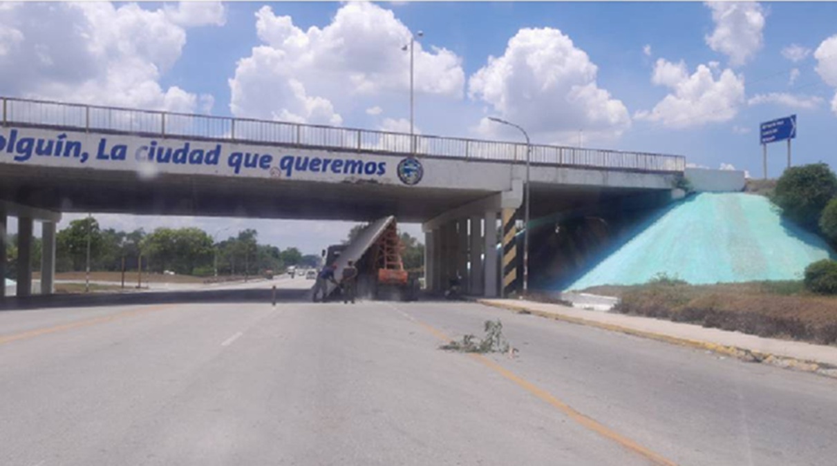 Holguín: Rastra con carga de hormigón queda incrustada en un puente
