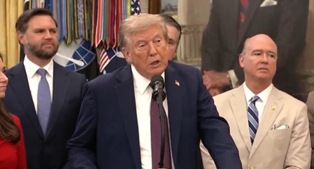 Donald Trump aseguró en la Casa Blanca este martes que fuerzas militares de Estados Unidos lograron neutralizar a una embarcación con drogas que procedía desde Venezuela.