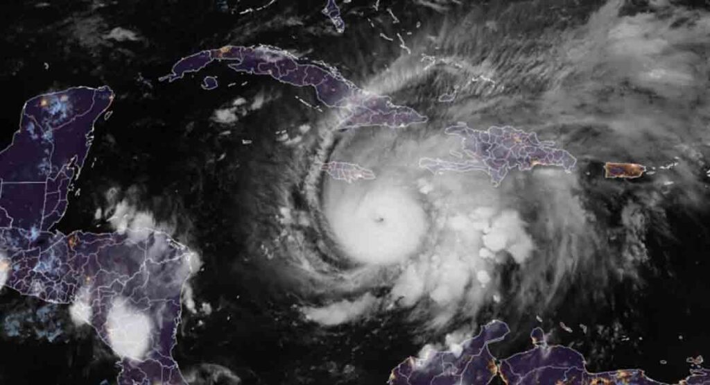 Huracán Melissa escala a la categoría 5 y se acerca cada vez más