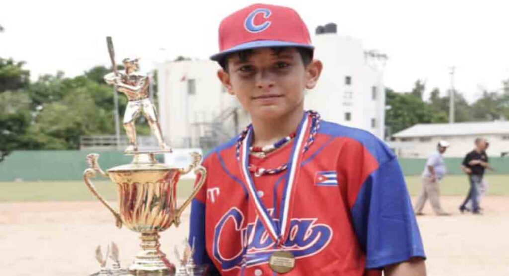 Éxodo imparable: Otro joven pelotero cubano se marcha de la isla