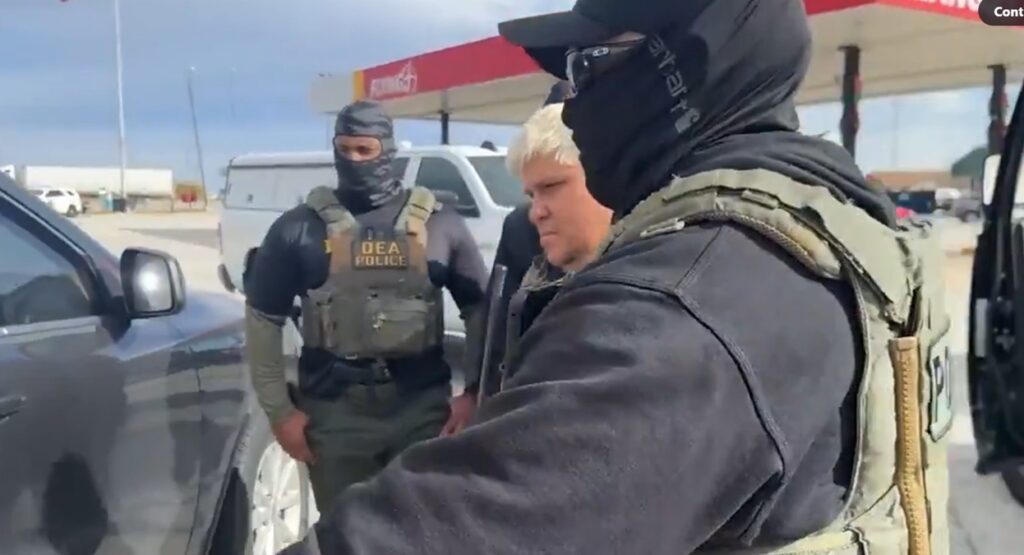 ICE arresta a cubano con orden de deportación por tráfico de personas y armas