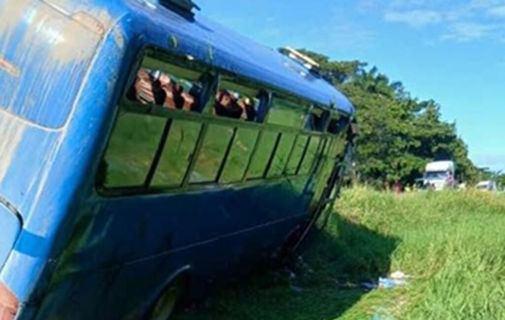 Accidente de guagua en la vía entre Villa Clara y Sancti Spíritus deja varias personas heridas