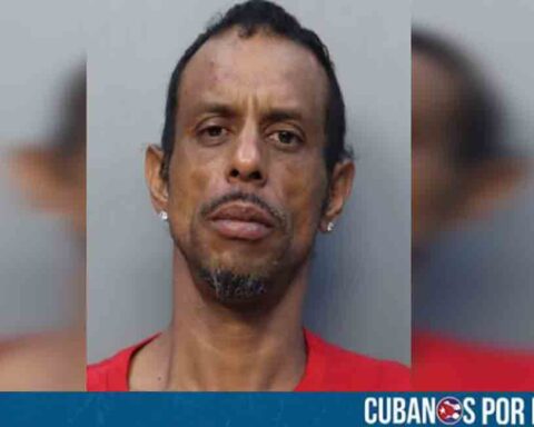 Arrestado sujeto en Miami por robar y amenazar de muerte a una mujer