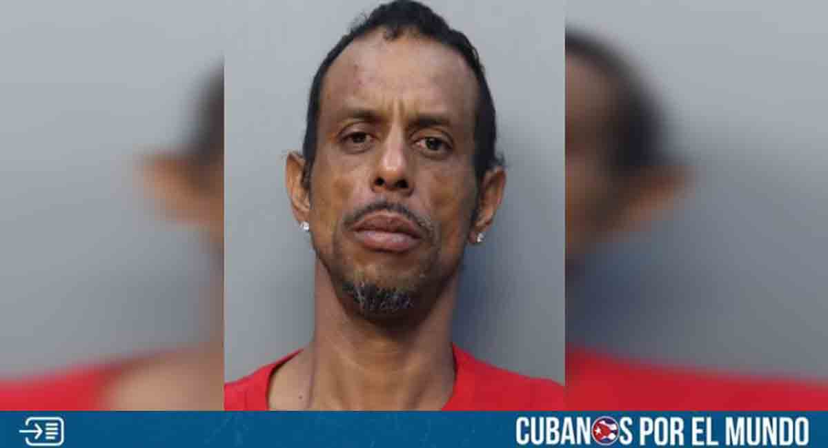 Arrestado sujeto en Miami por robar y amenazar de muerte a una mujer