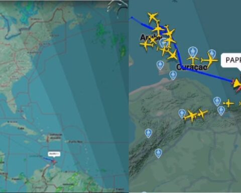 Bombardero nuclear B-52 de EE.UU. sobrevuela frente a costas de Venezuela y se acerca a Caracas