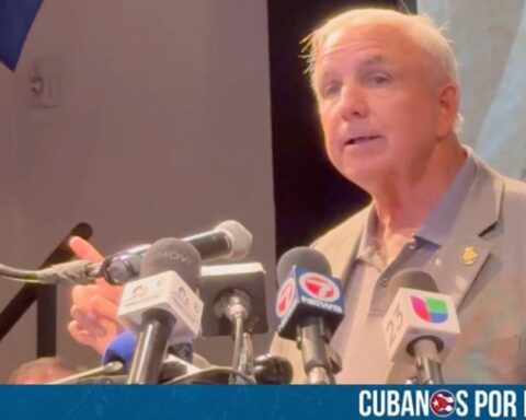 El congresista republicano, Carlos Giménez, apuntó que, el régimen de Nicolás Maduro en Venezuela representa una amenaza y un peligro para el pueblo americano.