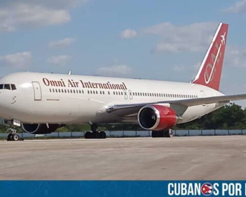 Al menos 139 cubanos fueron deportados desde Estados Unidos en un nuevo vuelo de este tipo que aterrizó en el Aeropuerto Internacional José Martí de La Habana, como parte de los acuerdos migratorios bilaterales vigentes entre ambas naciones.