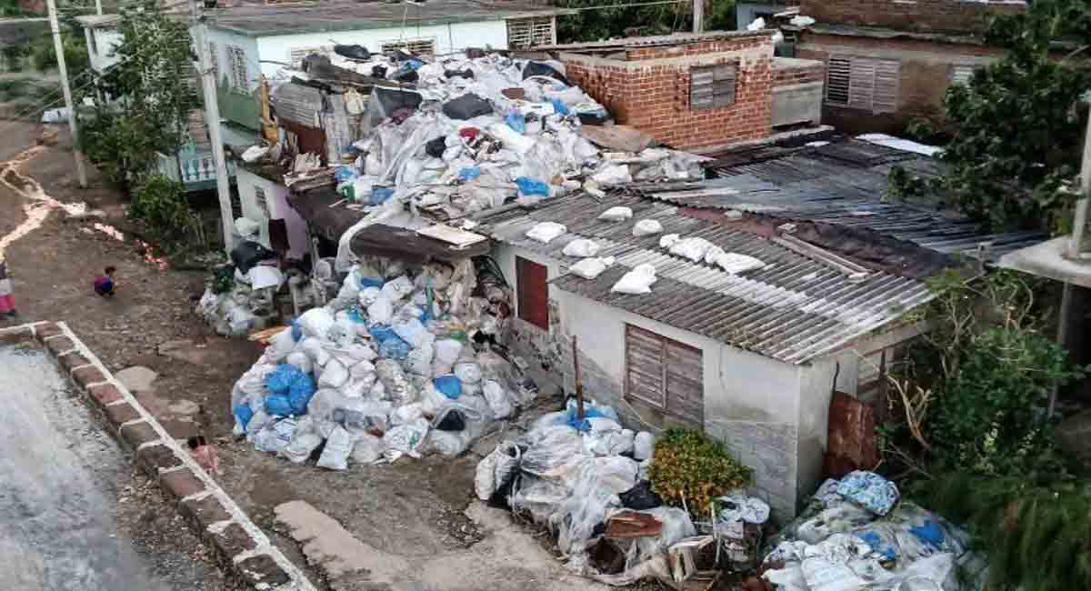 Denuncian enorme basurero en una calle de Holguín