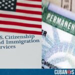 La administración del presidente Donald Trump ordenó este jueves una revisión exhaustiva de las tarjetas de residencia permanente (Green Cards) emitidas a ciudadanos procedentes de 19 países catalogados como “de preocupación”, entre los cuales figuran Cuba y Venezuela.