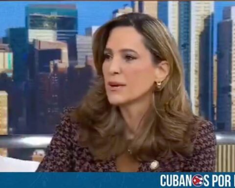 La congresista de origen cubano María Elvira Salazar emitió una declaración sobre las tensiones diplomáticas que se mantienen entre Caracas y Washington en medio del despliegue militar contra las redes del narcotráfico que ejecuta Estados Unidos en el Caribe.