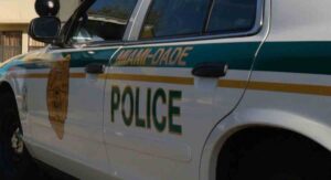 Conductor herido de bala en Miami-Dade llegó por sus propios medios al hospital; le robaron el carro minutos después