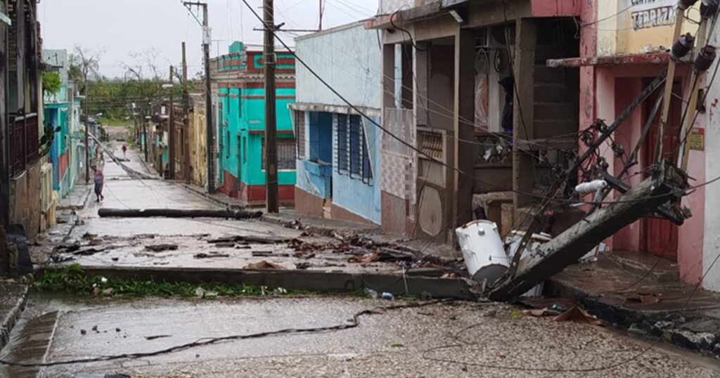 Solo el 3% de los servicios de telecomunicaciones se han restablecido en Santiago de Cuba