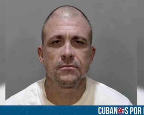 A la cárcel un sujeto en Florida por golpear y quemar a una mujer