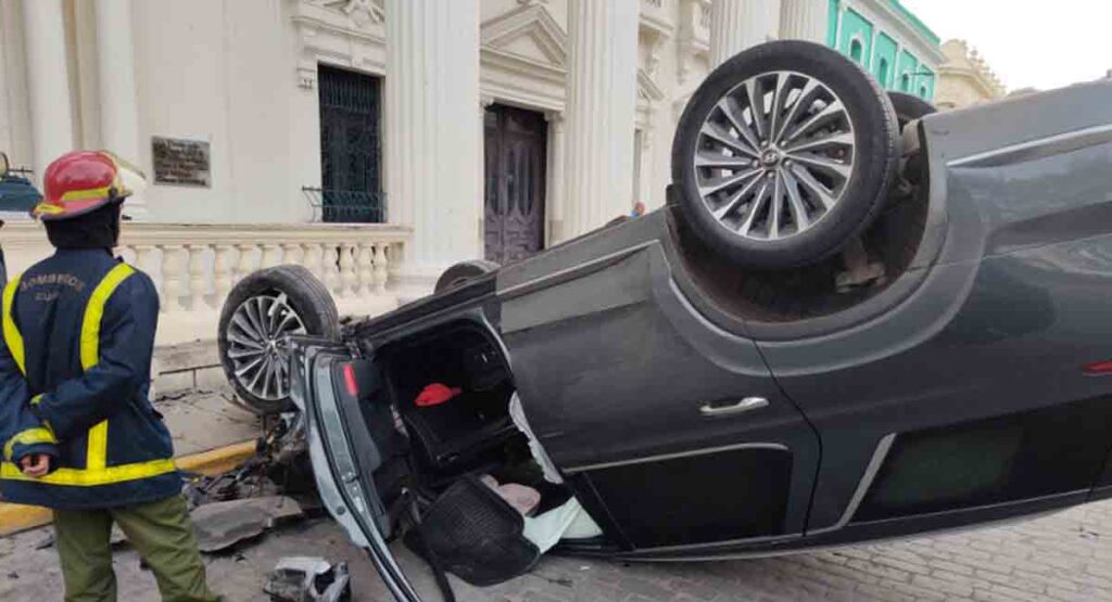 Vehículo termina volcado tras perder el control en Santa Clara