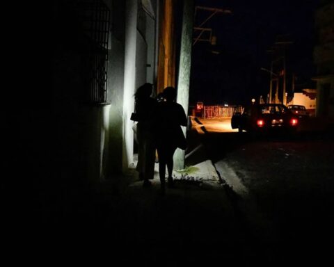 Déficit eléctrico de 1,800 MW suma un sábado de oscuridad en la isla