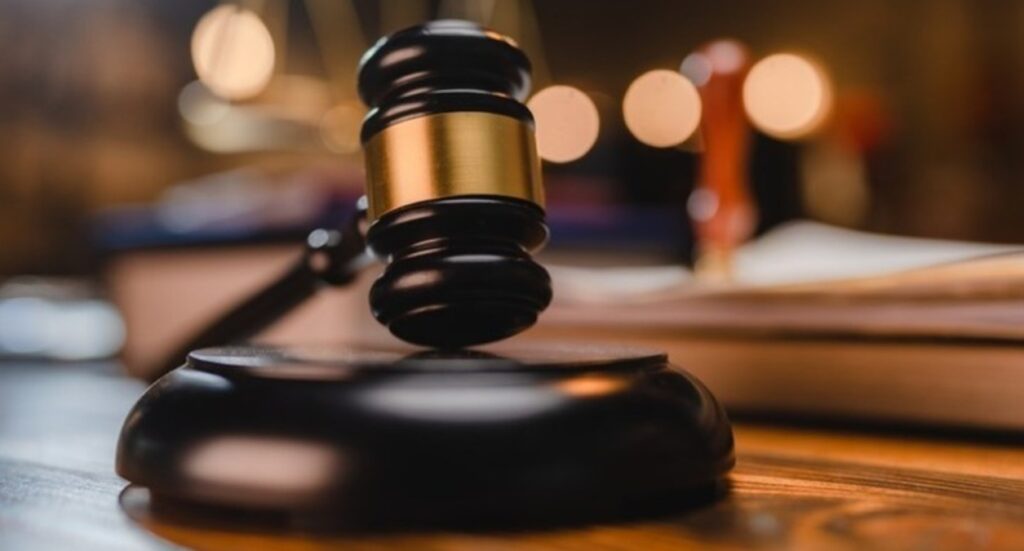 Dos cubanos en Florida enfrentan 66 cargos por presunta red de clonación de tarjetas en Walmart