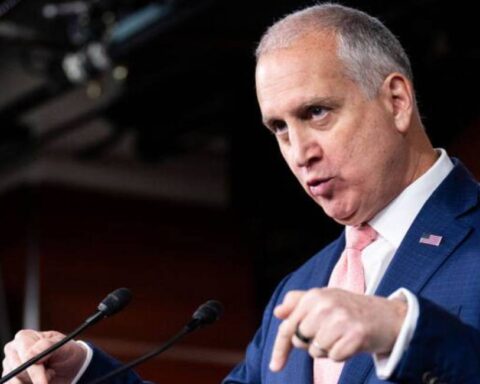 Un artículo de opinión publicado en Newsweek por el congresista cubanoamericano Mario Díaz-Balart y el parlamentario sueco Markus Wiechel reavivó la discusión internacional sobre el historial de vínculos del régimen cubano con organizaciones terroristas.