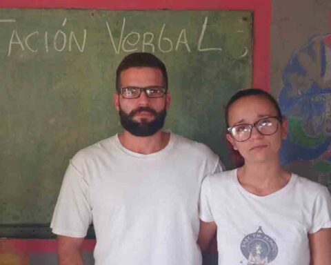 Esbirros castristas hostigan a activistas de Holguín