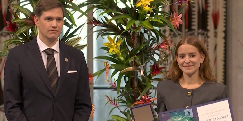 Hija de líder opositora venezolana recibe en Oslo el Premio Nobel de la Paz en nombre de su madre