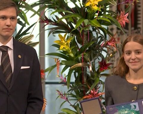 Hija de líder opositora venezolana recibe en Oslo el Premio Nobel de la Paz en nombre de su madre