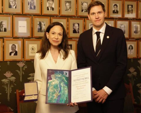 Revelan que María Corina Machado sufrió una fractura en la columna mientras que salía de Venezuela