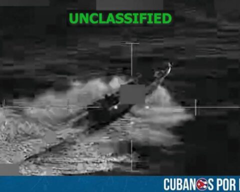 Las fuerzas armadas de Estados Unidos llevaron a cabo un ataque cinético contra una narcolancha en aguas internacionales del Pacífico Oriental, en una operación que resultó en la muerte de cuatro hombres vinculados presuntamente al tráfico de drogas, según informó el Comando Sur de Estados Unidos.