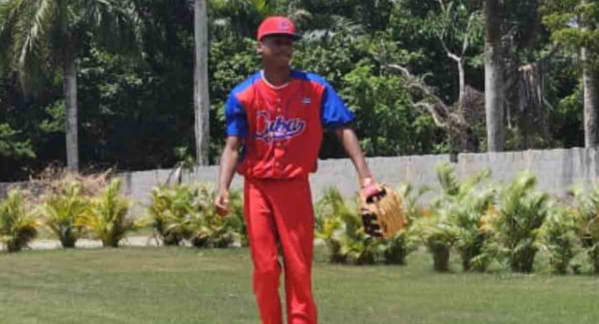 Talentoso pelotero cubano huye de la isla y buscará seguir sus sueños en República Dominicana