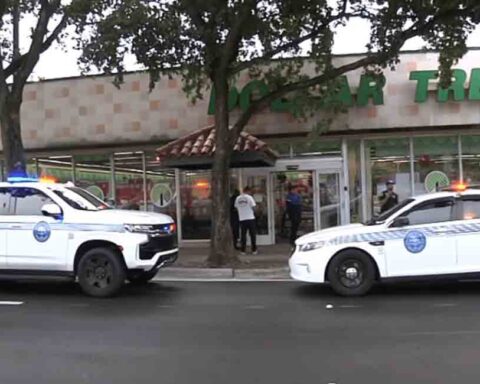 Policía de Miami investiga caso de mujer hallada sin vida dentro de una tienda