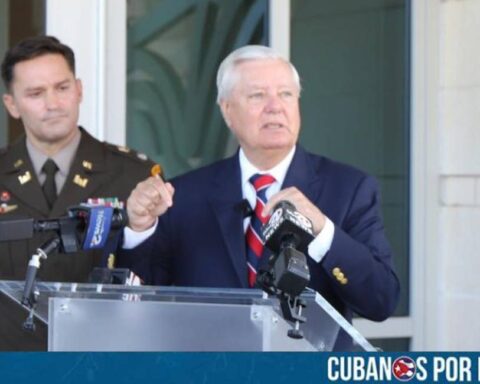 El senador republicano por Carolina del Sur, Lindsey Graham aseguró que, una vez logrado un cambio político en Venezuela, Estados Unidos debería centrar su atención en Cuba, a la que calificó como uno de los principales apoyos de la dictadura de Nicolás Maduro y como un régimen que, representa una amenaza para la estabilidad regional.