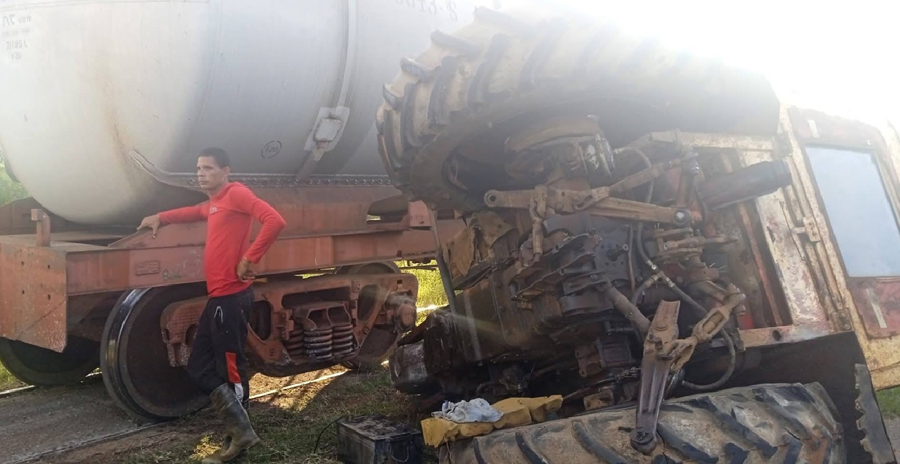 Artemisa: Tren cargado de combustible choca contra un tractor