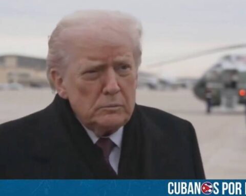 El presidente de Estados Unidos, Donald Trump, defendió públicamente el bloqueo naval ordenado contra Venezuela y aseguró que su gobierno no permitirá el paso de embarcaciones no autorizadas, en el marco de una estrategia de presión dirigida contra el régimen de Nicolás Maduro.