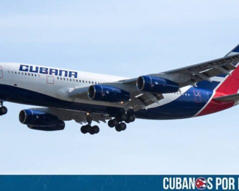 Un avión de Cubana de Aviación se vio obligado a abortar su intento de aterrizaje en Venezuela y regresar a Cuba tras realizar maniobras de espera en el espacio aéreo cercano al país suramericano, según registros de seguimiento aéreo.