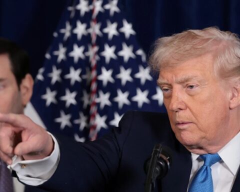 Foto de Donald Trump señalando a Cuba genera debate en las redes sociales del congresista Carlos Giménez