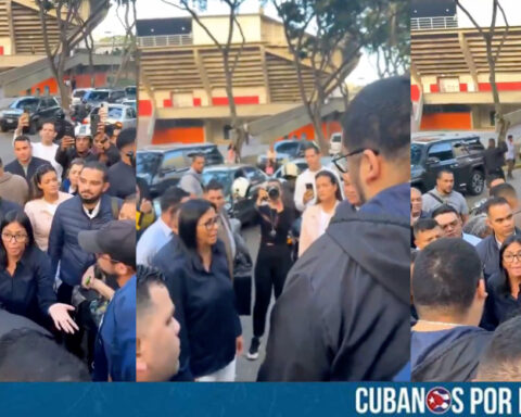 Un grupo de estudiantes universitarios se enfrentó públicamente con la jefa provisional del régimen en Venezuela, Delcy Rodríguez, exigiendo la liberación de todos los presos políticos en el país durante una visita oficial a la Universidad Central de Venezuela (UCV), la principal casa de estudios superior de ese país.