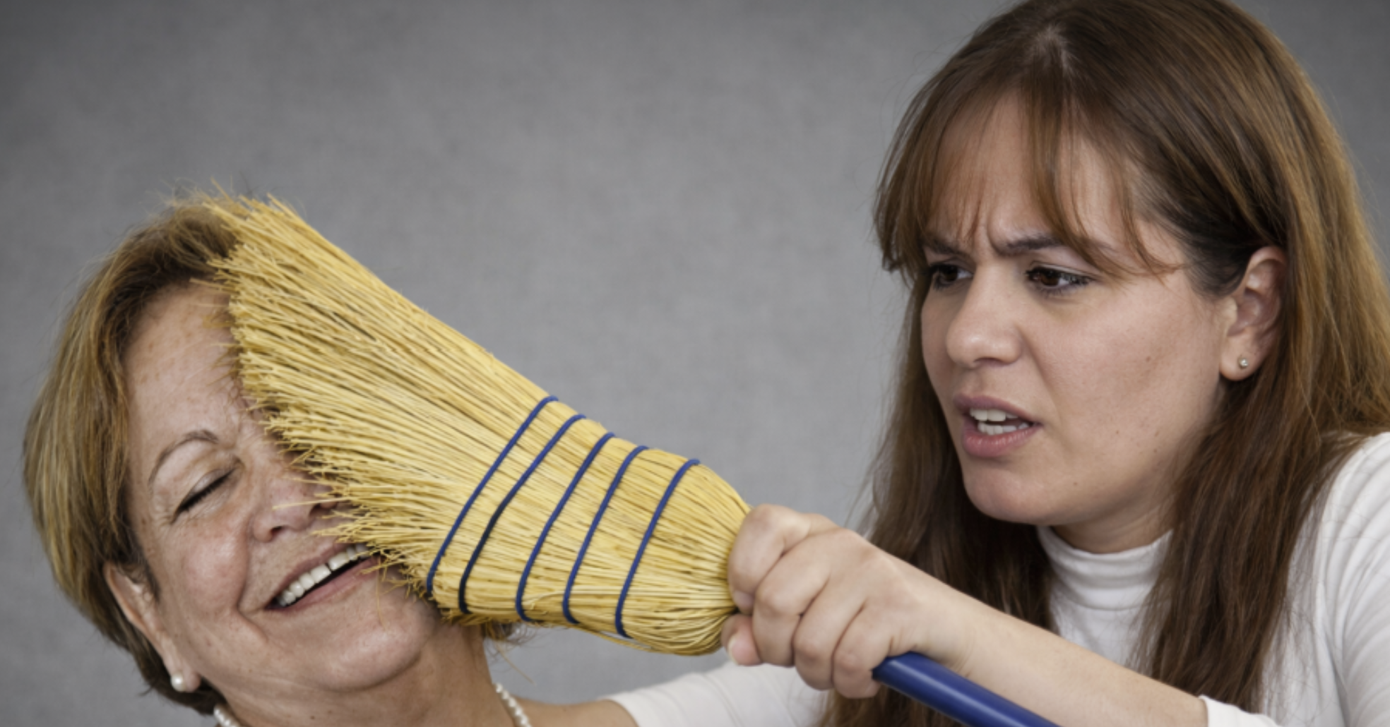 Amelia Calzadilla cogió la escoba y barrió a Arleen Rodríguez