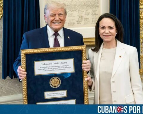 La líder opositora venezolana María Corina Machado entregó este jueves al presidente de Estados Unidos, Donald Trump, la medalla física de su Premio Nobel de la Paz, durante una reunión sostenida en la Casa Blanca.
