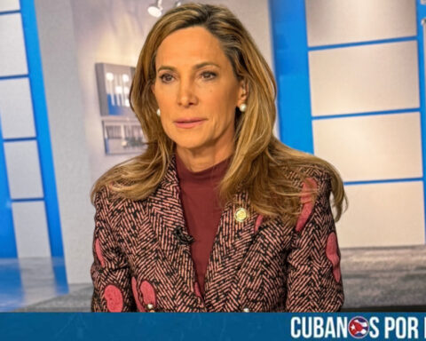 La congresista de origen cubano, María Elvira Salazar, respaldó el llamado que hicieron este jueves sus colegas legisladores Mario Díaz-Balart y Carlos Giménez, junto a miembros del exilio cubano, de suspender por completo el turismo, las remesas y los viajes a Cuba, con el objetivo de cortar las fuentes de financiamiento del régimen castrista.