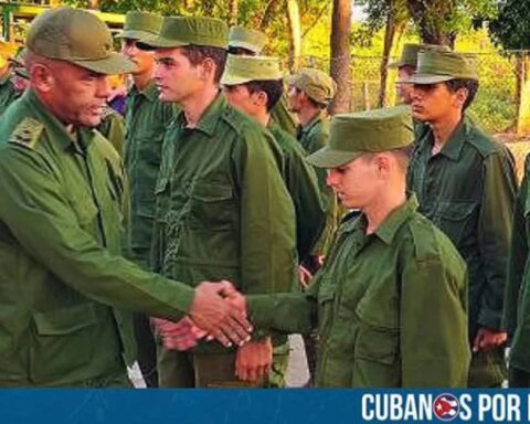 El régimen castrista está acelerando el reclutamiento de jóvenes en Cuba y amenaza a las familias con meter en la cárcel a las familias que se oponen a que sus hijos entren al Servicio Militar Obligatorio.