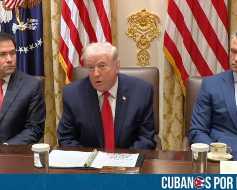 El presidente de Estados Unidos, Donald Trump, anunció este jueves que ha ordenado la reapertura del espacio aéreo comercial entre Estados Unidos y Venezuela, marcando un giro significativo en la política de movilidad y en las relaciones bilaterales tras años de tensión y la captura del exdictador Nicolás Maduro por fuerzas estadounidenses a principios de este mes.