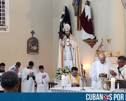 Mientras la dictadura intenta vender una imagen de "tolerancia" ante el Vaticano y mendiga ayuda humanitaria a organizaciones internacionales, la realidad en la isla es de persecución medieval. Un nuevo y demoledor informe del Observatorio Cubano de Derechos Humanos (OCDH) ha puesto cifras al odio: durante el año 2025, el régimen perpetró 873 violaciones a la libertad religiosa.